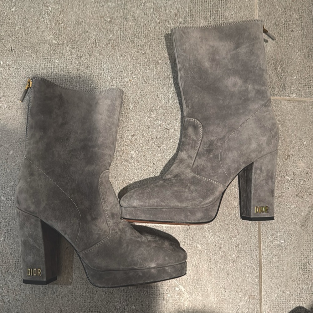 Dior grey suede booties
Size 38